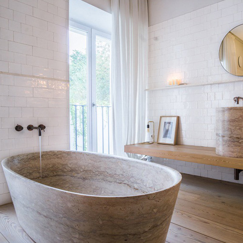 Freistehende Badewanne aus braunem Marmor