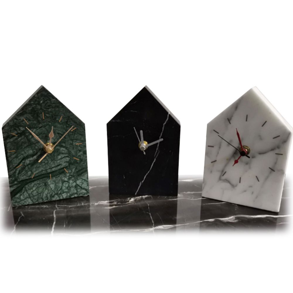 Quadratische Uhr aus Steinhandwerk
