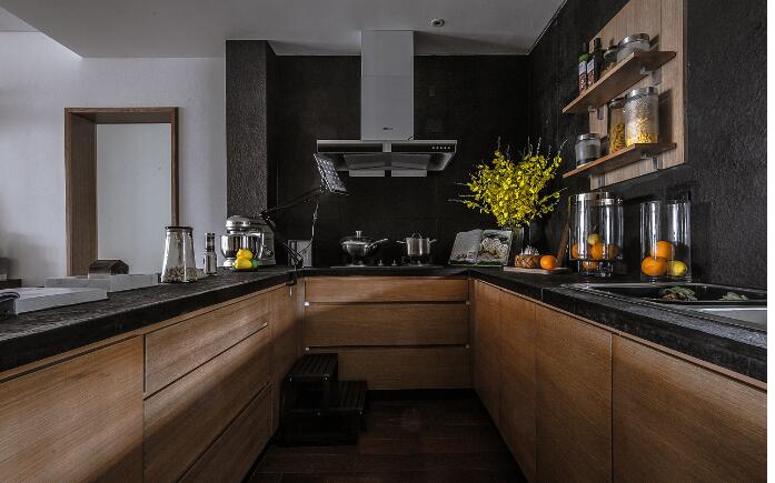Wie wäre es mit der Wirkung von schwarzen Marmorplatten für die Küche?