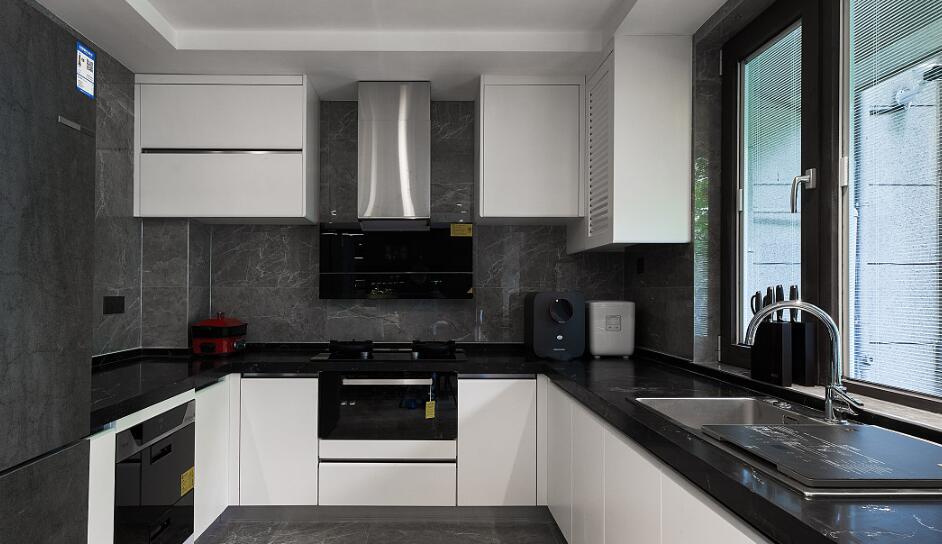 Wie wäre es mit der Wirkung von schwarzen Marmorplatten für die Küche?