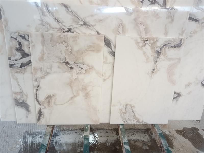 Arbeitsplatten aus weißem Picasso-Marmor von Fendi individuell gestalten