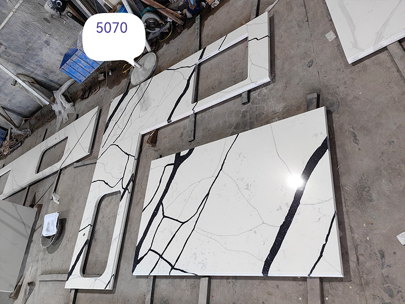 5070 San Louis White Calacatta Quartz With Thick Black Stripes